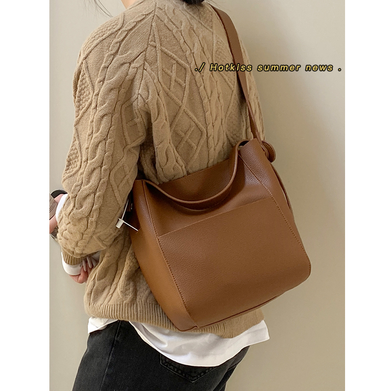 小众设计夏季包包女大容量2025新款通勤百搭单肩斜挎手提水桶包 - 图1