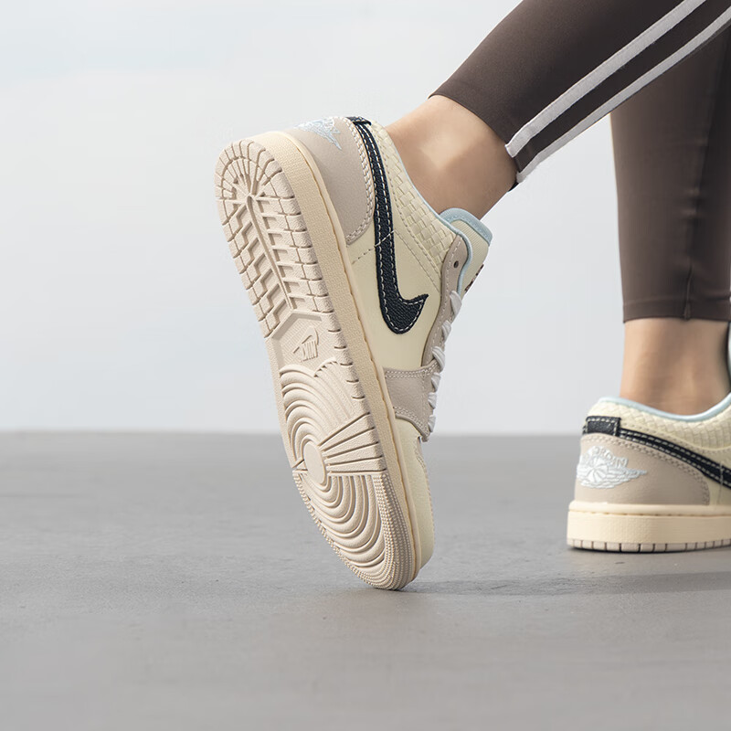 耐克女子AIR JORDAN 1米棕经典复古百搭运动休闲板鞋HQ3440-101