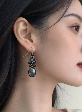 黑彩贝母宝石簇垂坠耳饰