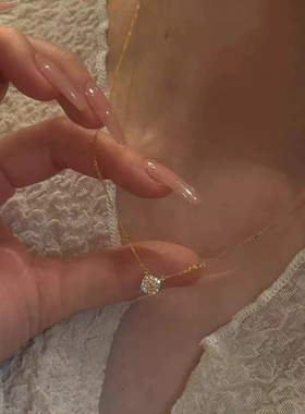爆闪方糖吊坠项链女2026新款轻奢小众设计高级感锁骨颈链简约配饰