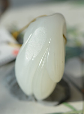 和田玉籽料雕件（玉兰）