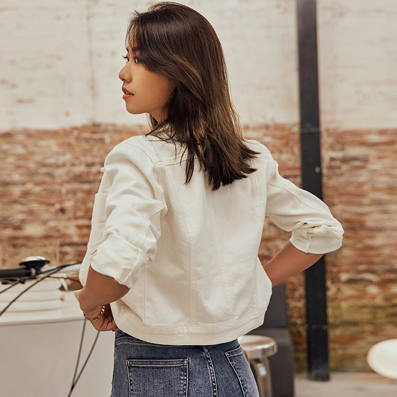 AlphaGym经典白色牛仔外套女 新款修身显瘦运动休闲百搭潮流夹克 - 图2