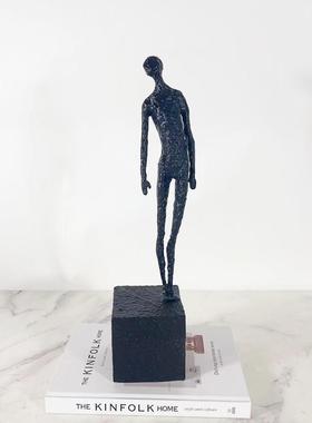 现代简约创意金属抽象人物摆件样板间展厅家居客厅玄关柜软装饰品