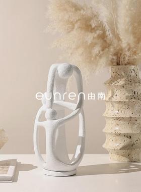 北欧现代树脂拥抱人物摆件客厅家居茶几玄关卧室样板房电视柜饰品