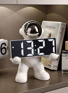 客厅玄关创意宇航员时钟摆件