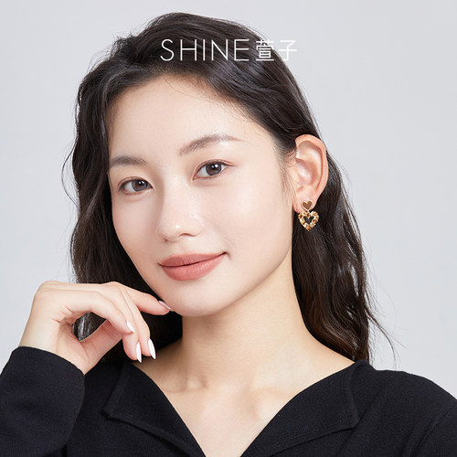 SHINE萱子饰品闪耀水钻爱心耳环女设计感灰色耳钉耳饰生日礼物 - 图2