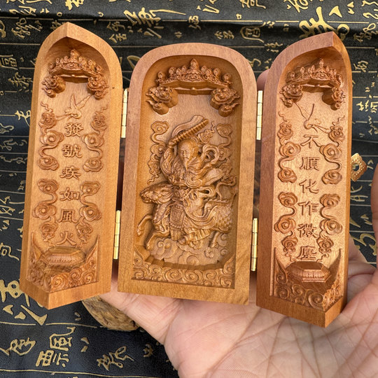 Taoist exquisitely carved jujube wood Nine Heavens Yingyuan Thunder Universalization Tianzun three-open jujube wood statue Lei Zu ornaments portable god