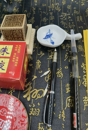 Даосские продукты шестисторонняя печатная основа красная жидкая чернила щетка мягкая головка щетка желтая бумага.