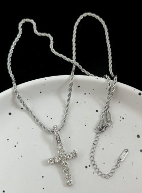 刊赛十字架麻花水钻项链小众轻奢个性潮酷嘻哈饰品百搭卫衣毛衣链