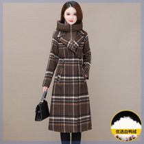 Even hat swarm with a false piece of fur and a 2023-winter-style long style duck suede jacket with a 2023-winter style.