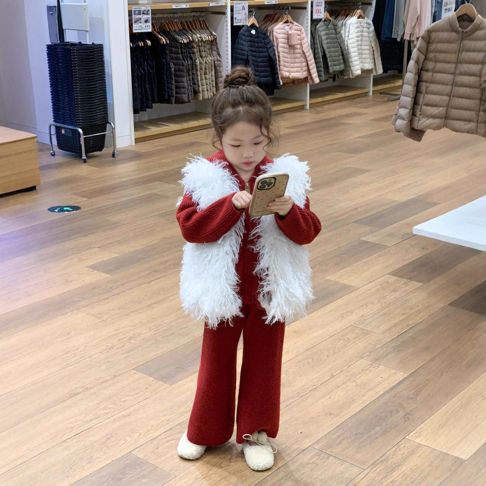 韩版童装2025秋冬圣诞毛线套装女童红色连帽开衫喇叭裤马甲三件套,淘宝优惠券,粉丝福利购,淘宝优惠卷