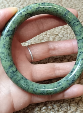 西藏药王石手镯浅黄绿蛇纹有磁圆条形贵妃镯圈口59.5mm宽10mm1905