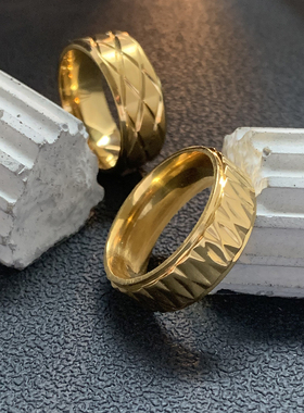 金菱-金色不掉色锤纹钛钢戒指男