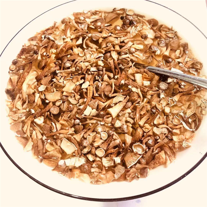 Small pieces of velvet antler mushrooms are used as fillings. Crispy mushrooms are souvenirs.