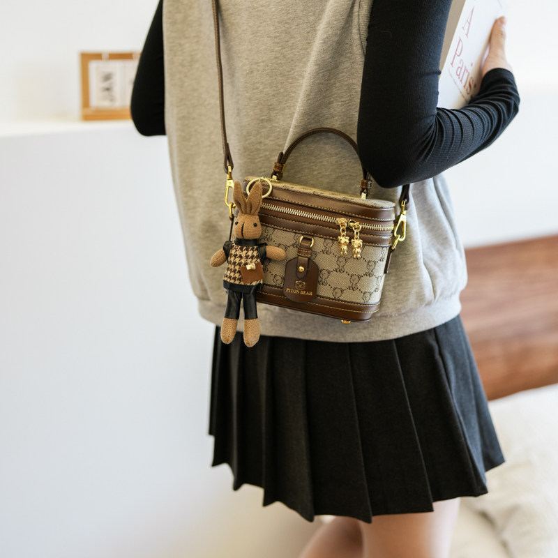 北包包帆布时尚小熊印花化妆包2024新款小众潮流休闲单肩斜挎包女,淘宝优惠券,粉丝福利购,淘宝优惠卷