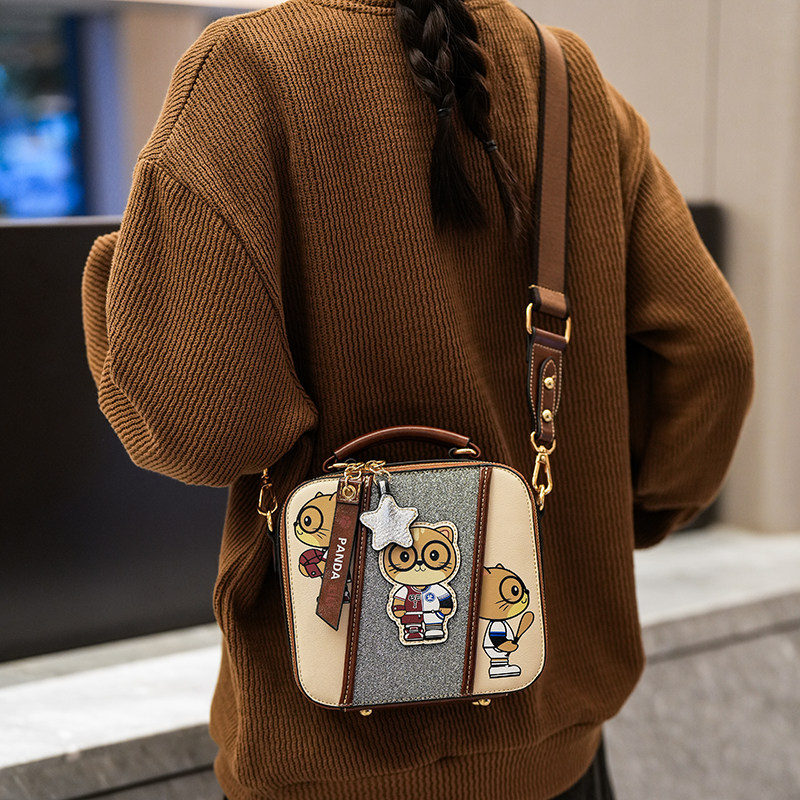 北包包2025新款卡通小熊撞色拼接盒子包女百搭单肩斜挎手提小方包,淘宝优惠券,粉丝福利购,淘宝优惠卷