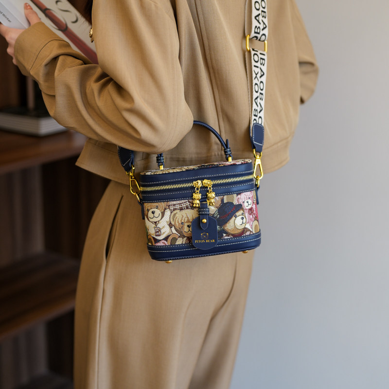 北包包高级感小熊盒子水桶包2024新款帆布质感小众手提单肩斜挎包,淘宝优惠券,粉丝福利购,淘宝优惠卷