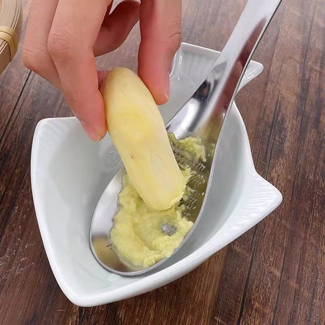 Export stainless steel ginger grinder garlic clay machine manual grinding spoon grinder ginger grinder grinding ginger juice gadget