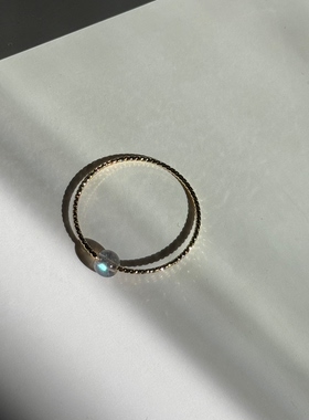极细简约小众设计天然灰月光石戒指个性通勤叠戴批花指环女淡金色
