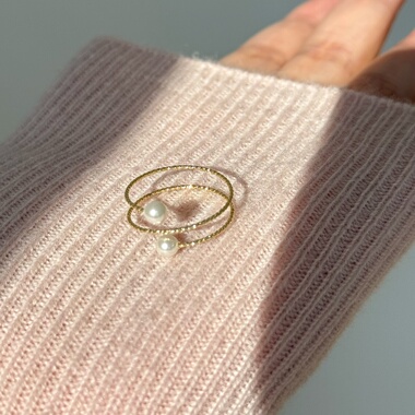 极细小众设计双层施家珍珠戒指气质个性通勤叠戴指环金色开口戒女