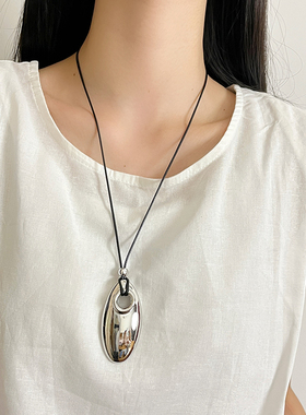 安可拉红色椭圆皮质吊坠长项链时尚轻奢小众精致高级感毛衣链配饰