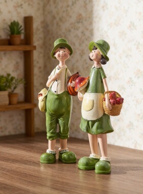 田园风树脂人物摆件一对绿色手绘