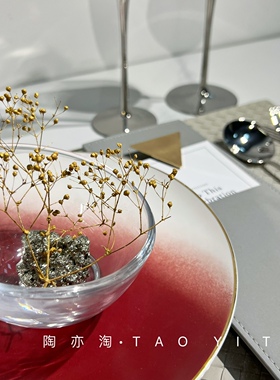 现代轻奢样板房间红色水晶