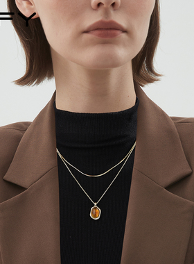 秋冬琥珀吊坠金色项链女款2025新款高级感轻奢小众双层叠戴蛇骨链