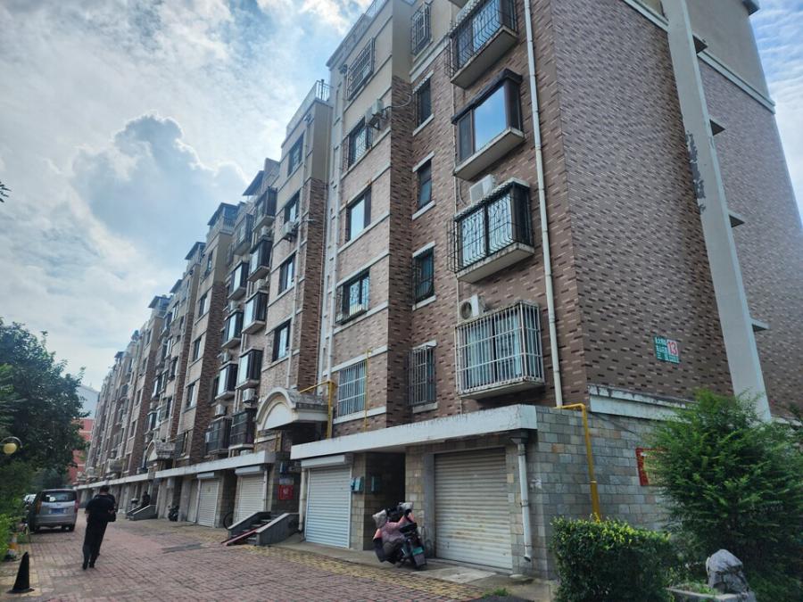 济南市章丘区永大明珠东山花园三区13号楼301室(门牌号标注为302)及配套房60一处