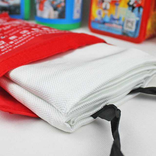 Free shipping in Xinjiang thickened fire blanket kitchen fire blanket fire protection certification fireproof household use 1.5 meter national standard glass fiber