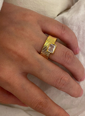 时髦小众设计款锆石戒指秋冬搭配