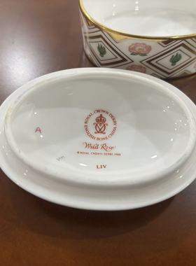 Royal Crown Derby 皇家皇冠德比 1991年野玫瑰描金首饰盒 瓷摆件