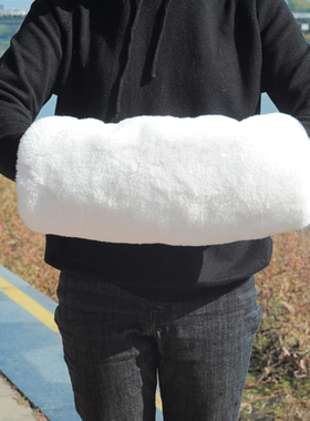 毛绒暖手筒手捂仿兔毛抱枕