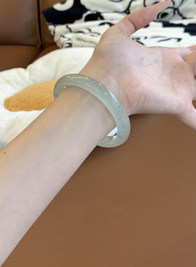 清新浅绿冰种玉石手镯女款送礼