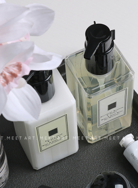 现代轻奢样板房卫生间摆件