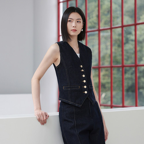 衣香丽影宽松原色牛仔马甲女2026秋装新款复古马夹上衣150221803 - 图0