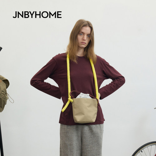 JNBYHOME江南布衣26春新品斜挎单肩包撞色通勤抽绳包情侣手提休闲 - 图0
