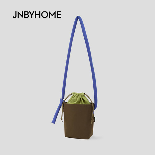 JNBYHOME江南布衣26春新品斜挎单肩包撞色通勤抽绳包情侣手提休闲 - 图3