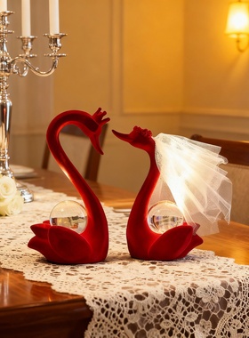 天鹅情侣发光树脂摆件结婚礼物