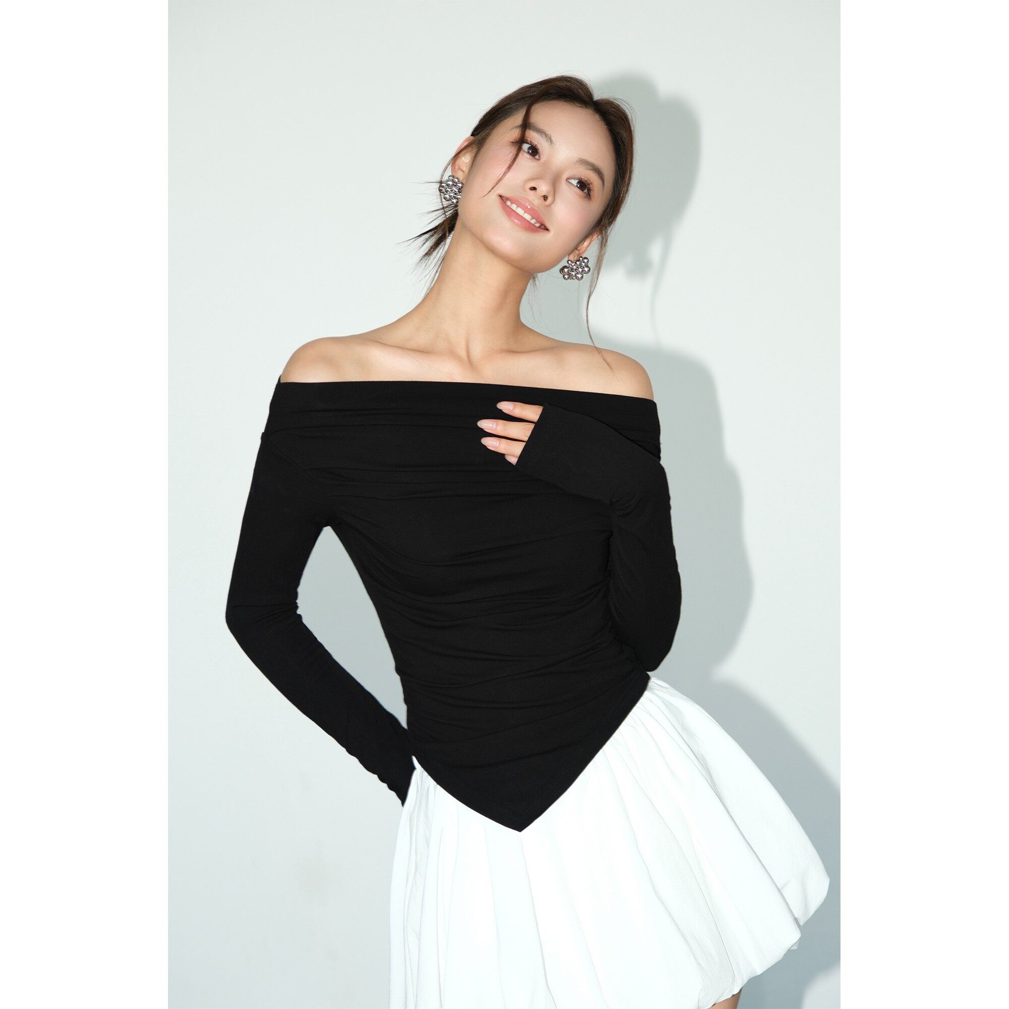 NEVA HU 诠释优雅 一字肩斜肩长袖t恤女露肩修身不规则设计感上衣,淘宝优惠券,粉丝福利购,淘宝优惠卷