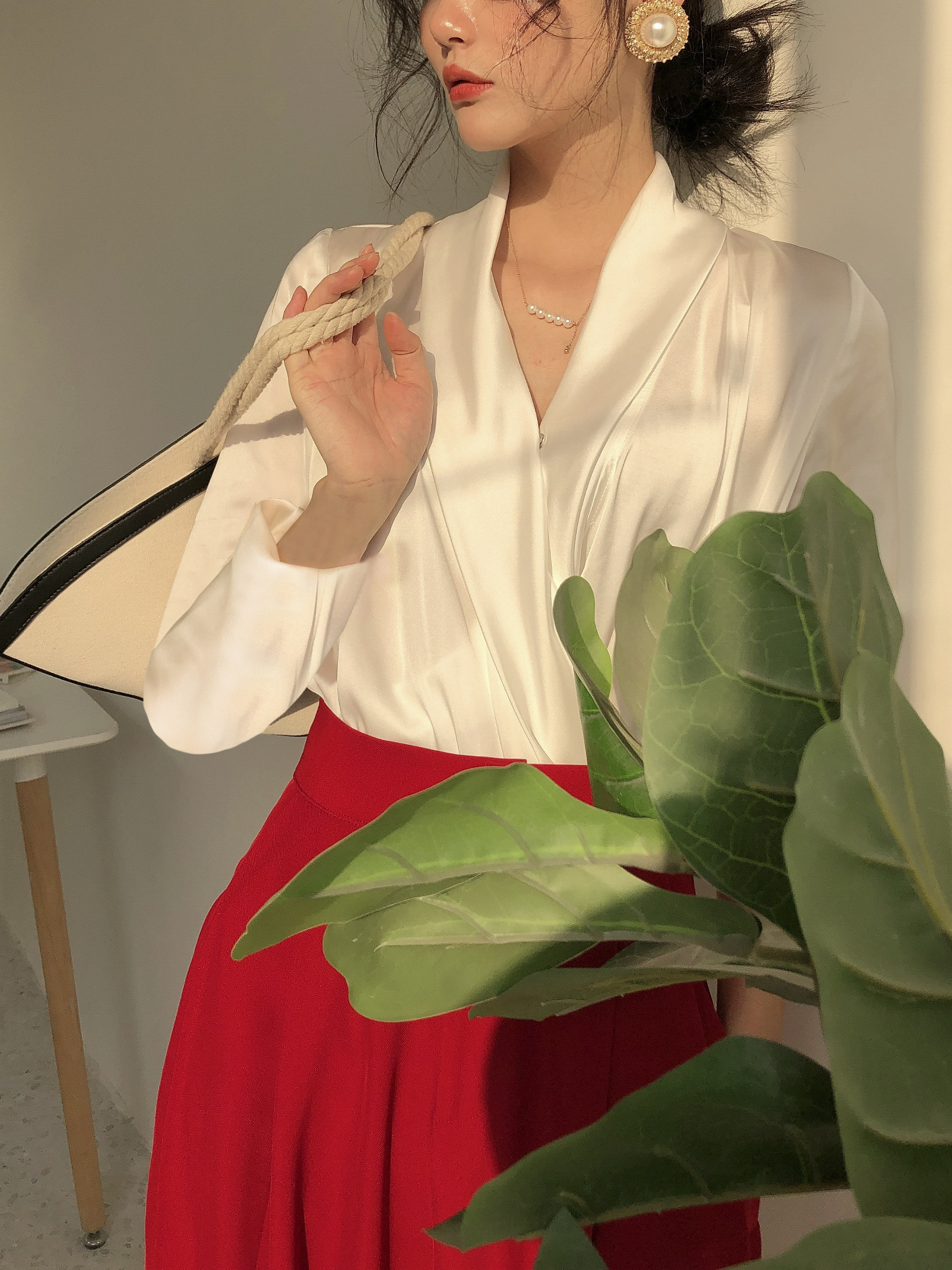 白色v领缎面设计感春秋高端衬衫 诞恩衬衫