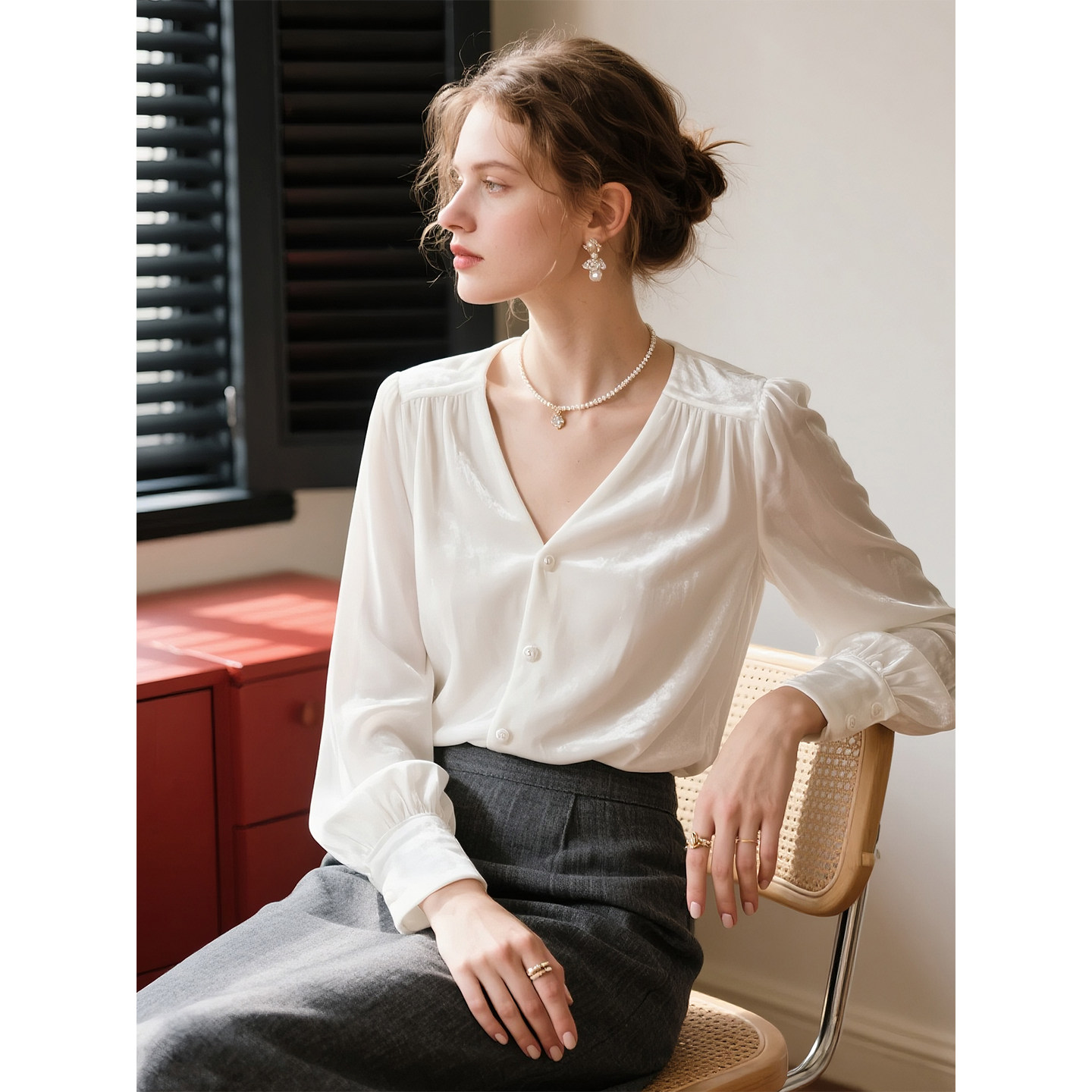 白色V领丝绒长袖衬衫女2025年秋冬新款法式温柔风优雅气质衬衫