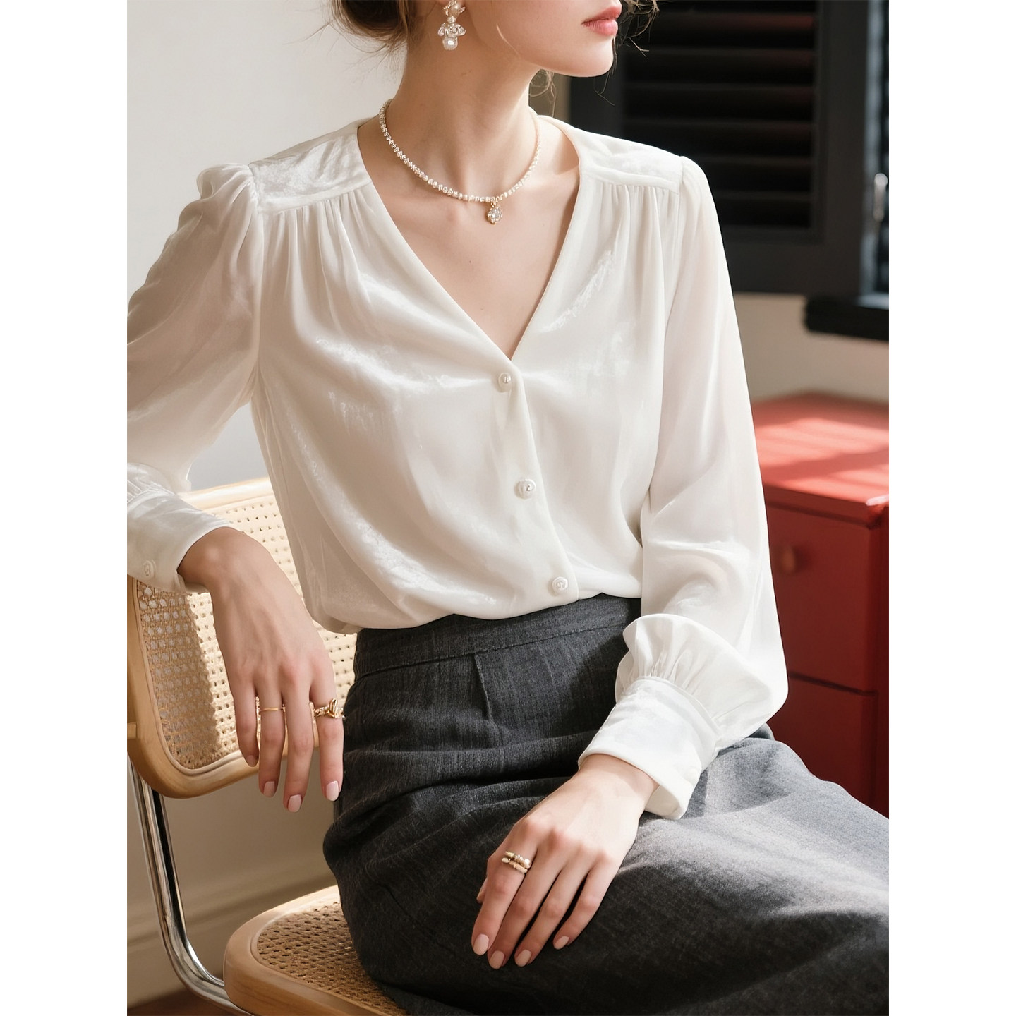 白色V领丝绒长袖衬衫女2025年秋冬新款法式温柔风优雅气质衬衫