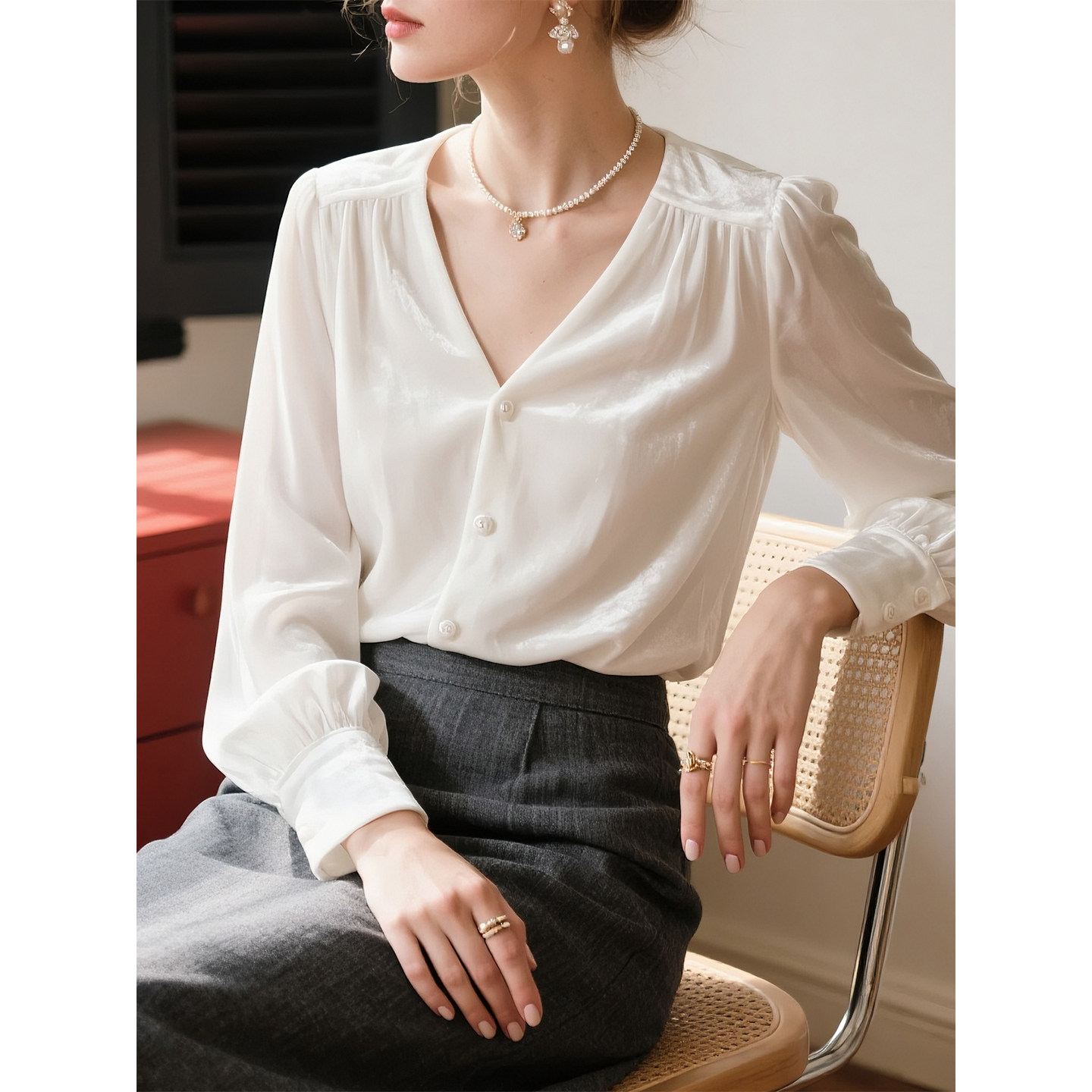 白色V领丝绒长袖衬衫女2025年秋冬新款法式温柔风优雅气质衬衫