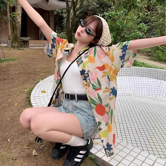 2024新款亲子装夏天短袖套装一家三口复古港风沙滩度假母子花衬衫