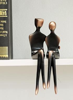 创意抽象情侣人物艺术雕塑欧式家居书房柜边树脂工艺品坐桌边摆件