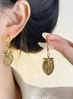 超绝精致感金色草莓吊坠项链女配饰双层叠戴锁骨链复古气质款耳饰