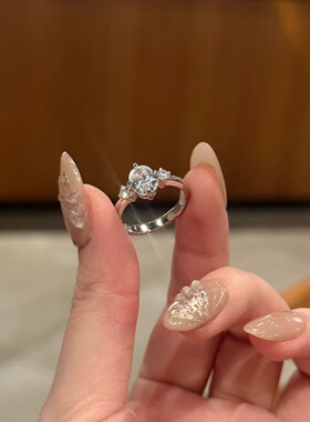 新款法式悬浮鸽子蛋戒指女中古风清冷感椭圆爆闪大钻戒指环可调节