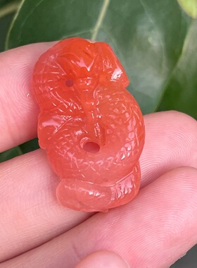 精品南红配饰小蛇，颜色粉红，精工雕刻，尺寸17x29x8.8mm