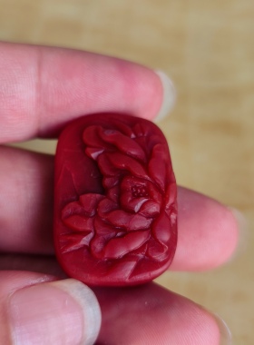 川料南红玛瑙牡丹花吊坠手工雕刻形状饱满圆润 柿子红挂件男女款